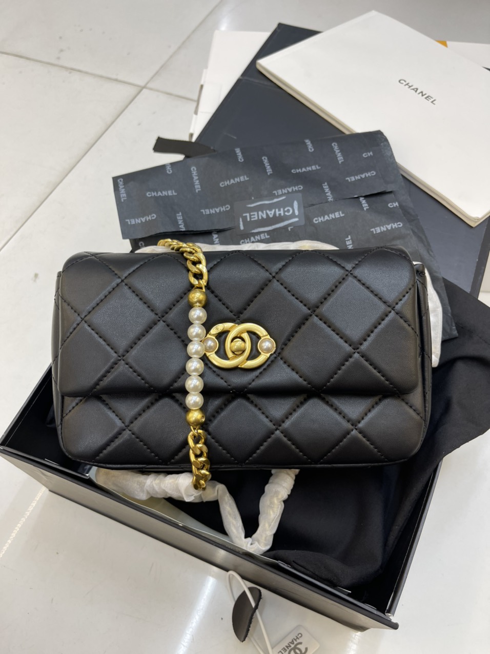 Túi xách Chanel Super  Khóa Vàng Nạm Ngọc Màu Đen Size 22cm